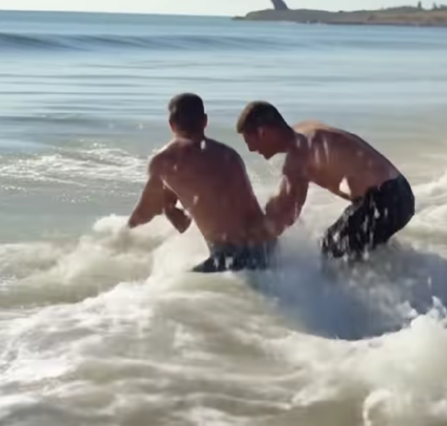 Surfer Fights Off Sh.ark